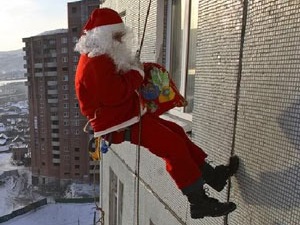 дед мороз в окно