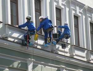 Мойка окон промышленными альпинистами